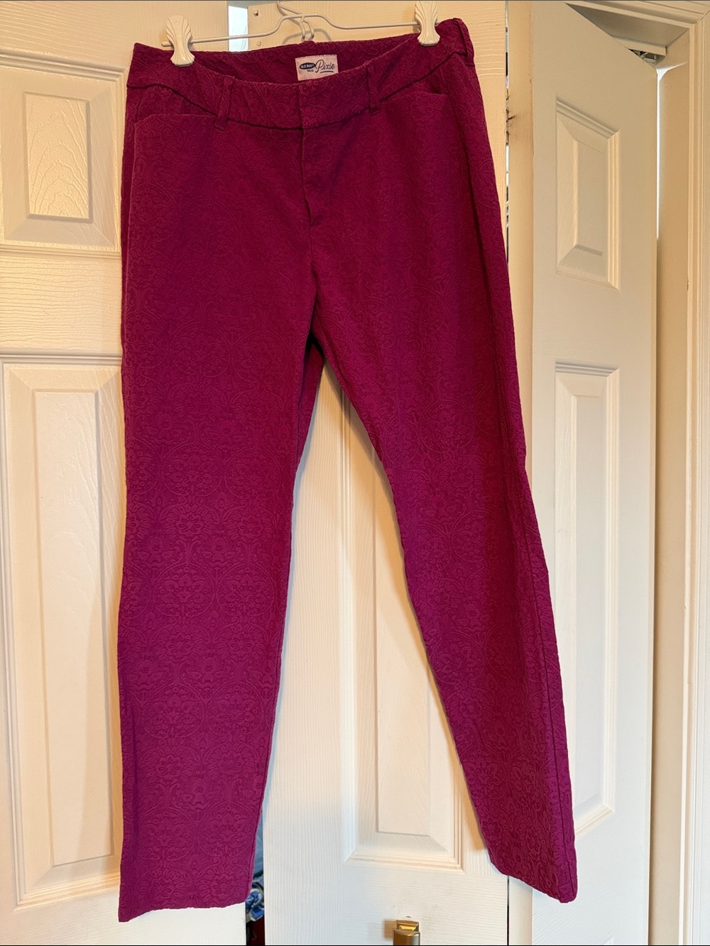 Old Navy size 8 regular Magenta Textured pixie pants